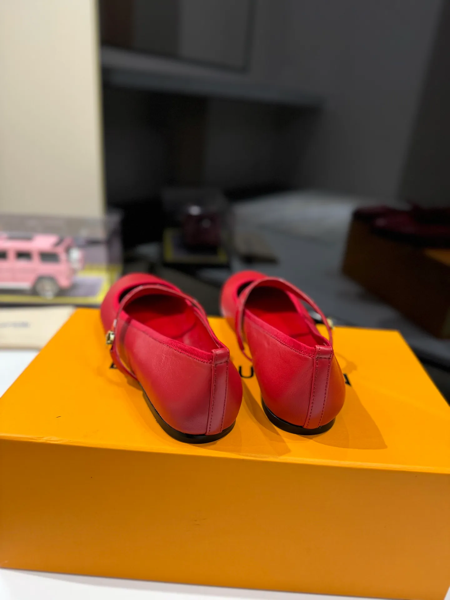 👟👟Ex-factory price 600👟👟 👟👟LV | Louis Vuitton 25𝐬𝐬 🧡💚2025 early spring new top version‼ ️The original version is the same. The counter specializes in the latest ROMY flat ballet shoes. Hard goods are new🆕 ❥Purchase level! Full of high-end feel! A popular model among bloggers at home and abroad, it’s retro and fashionable and looks amazing on your feet! Mainly recommended models on the official website★ ✅Upper: Highly customized denim/lambskin/presbyopia leather ✅Inner lining: imported sheepskin lining ✅Outsole: original Italian leather outsole ✅Shoe size: 35-39 (customized for 40, 41, 42) ✅Packaging: full set of exquisite packaging